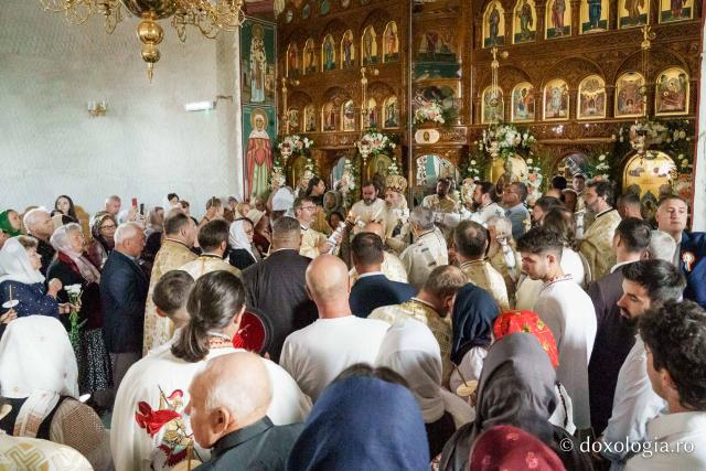Biserica din Moreni – Prisăcani a primit astăzi veșmânt de lumină: „Cel care crede în Domnul are o haină frumoasă pentru viață”