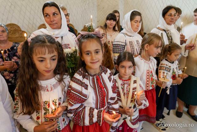Biserica din Moreni – Prisăcani a primit astăzi veșmânt de lumină: „Cel care crede în Domnul are o haină frumoasă pentru viață”