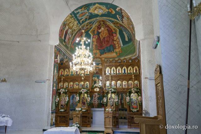 Biserica din Moreni – Prisăcani a primit astăzi veșmânt de lumină: „Cel care crede în Domnul are o haină frumoasă pentru viață”