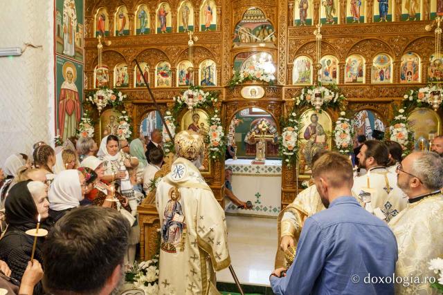 Biserica din Moreni – Prisăcani a primit astăzi veșmânt de lumină: „Cel care crede în Domnul are o haină frumoasă pentru viață”