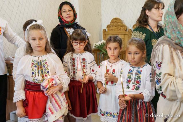 Biserica din Moreni – Prisăcani a primit astăzi veșmânt de lumină: „Cel care crede în Domnul are o haină frumoasă pentru viață”