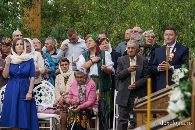 Biserica din Moreni – Prisăcani a primit astăzi veșmânt de lumină: „Cel care crede în Domnul are o haină frumoasă pentru viață”