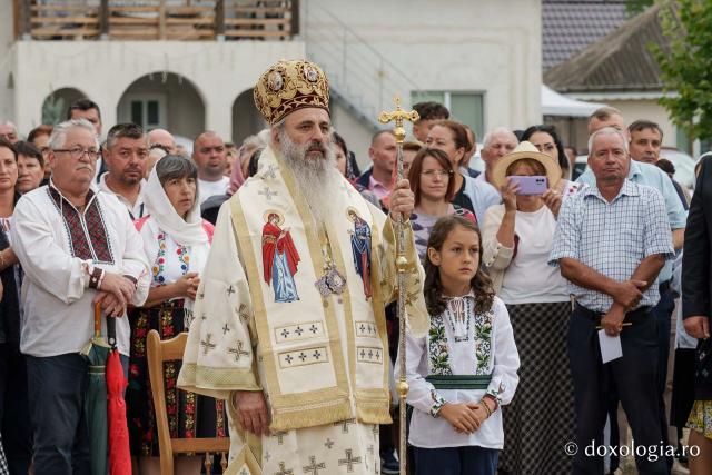 Biserica din Moreni – Prisăcani a primit astăzi veșmânt de lumină: „Cel care crede în Domnul are o haină frumoasă pentru viață”