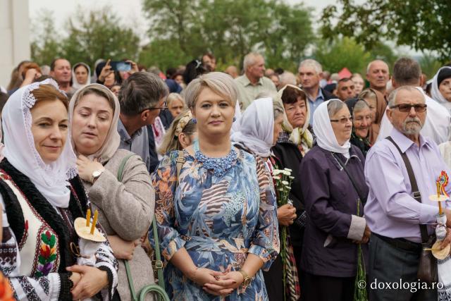 Biserica din Moreni – Prisăcani a primit astăzi veșmânt de lumină: „Cel care crede în Domnul are o haină frumoasă pentru viață”