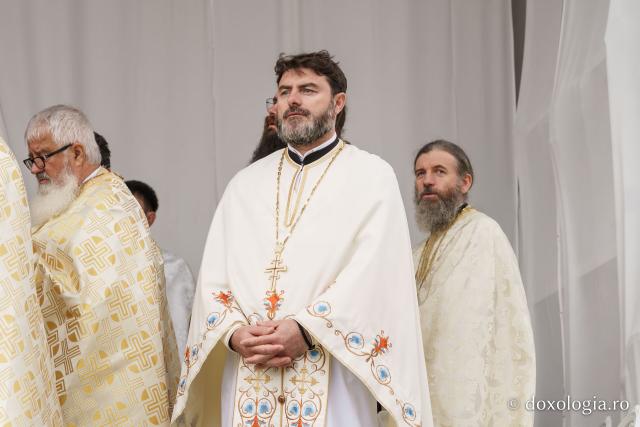 Biserica din Moreni – Prisăcani a primit astăzi veșmânt de lumină: „Cel care crede în Domnul are o haină frumoasă pentru viață”