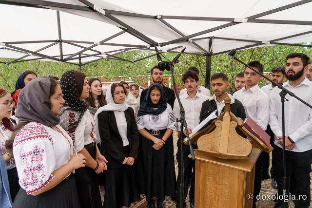 Biserica din Moreni – Prisăcani a primit astăzi veșmânt de lumină: „Cel care crede în Domnul are o haină frumoasă pentru viață”