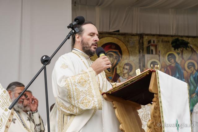 Biserica din Moreni – Prisăcani a primit astăzi veșmânt de lumină: „Cel care crede în Domnul are o haină frumoasă pentru viață”