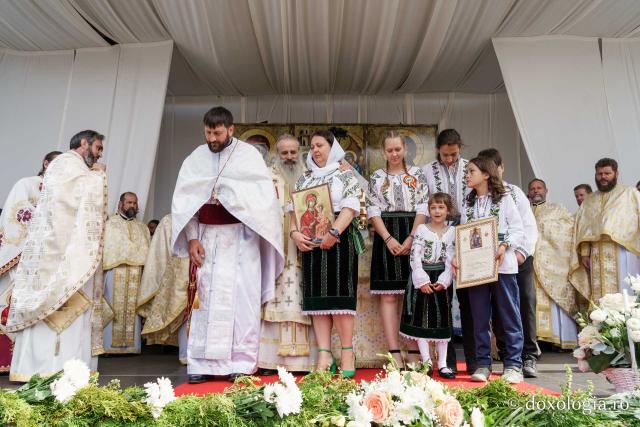 Biserica din Moreni – Prisăcani a primit astăzi veșmânt de lumină: „Cel care crede în Domnul are o haină frumoasă pentru viață”