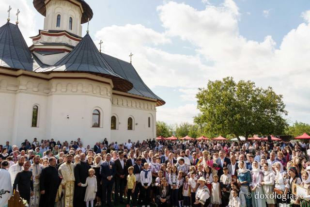 Biserica din Moreni – Prisăcani a primit astăzi veșmânt de lumină: „Cel care crede în Domnul are o haină frumoasă pentru viață”