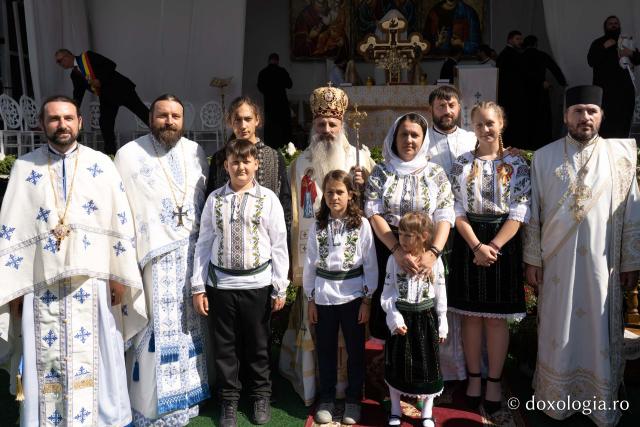 Biserica din Moreni – Prisăcani a primit astăzi veșmânt de lumină: „Cel care crede în Domnul are o haină frumoasă pentru viață”