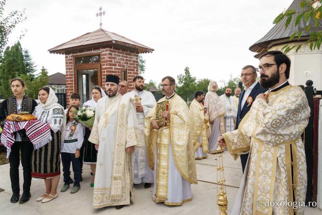 Biserica din Moreni – Prisăcani a primit astăzi veșmânt de lumină: „Cel care crede în Domnul are o haină frumoasă pentru viață”