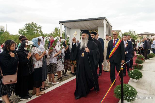 Biserica din Moreni – Prisăcani a primit astăzi veșmânt de lumină: „Cel care crede în Domnul are o haină frumoasă pentru viață”