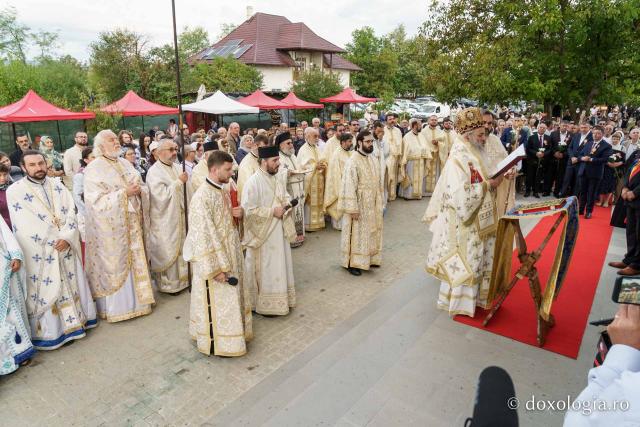 Biserica din Moreni – Prisăcani a primit astăzi veșmânt de lumină: „Cel care crede în Domnul are o haină frumoasă pentru viață”