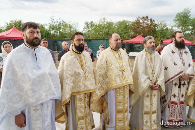 Biserica din Moreni – Prisăcani a primit astăzi veșmânt de lumină: „Cel care crede în Domnul are o haină frumoasă pentru viață”