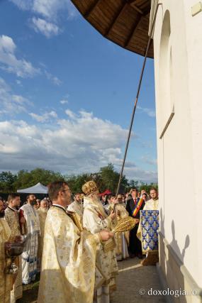 Biserica din Moreni – Prisăcani a primit astăzi veșmânt de lumină: „Cel care crede în Domnul are o haină frumoasă pentru viață”