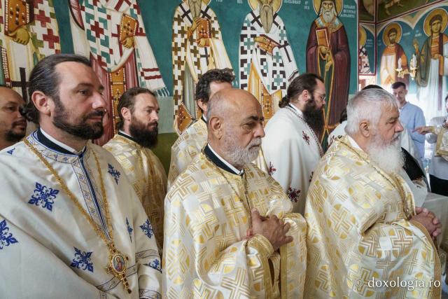 Biserica din Moreni – Prisăcani a primit astăzi veșmânt de lumină: „Cel care crede în Domnul are o haină frumoasă pentru viață”