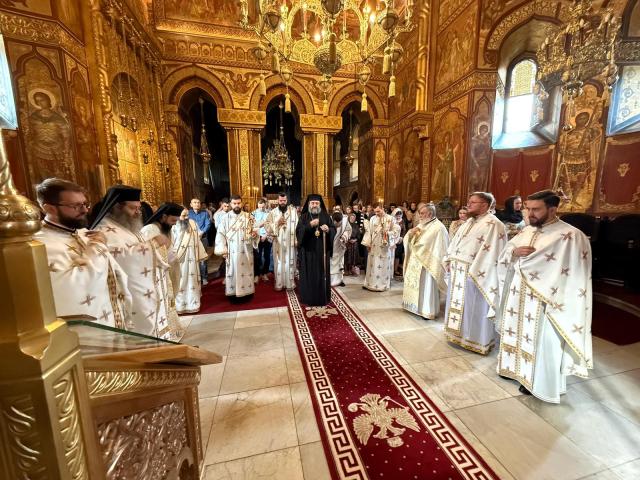 Slujbă arhierească, în Duminica a 14-a după Rusalii, la Mănăstirea „Sfinții Trei Ierarhi” din Iași