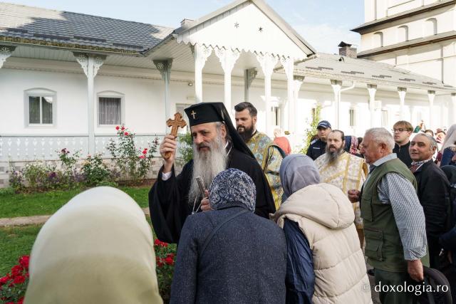 „Oamenii adevărați sunt cei care au înțeles taina smereniei, precum Maica Domnului”, le-a spus IPS Teofan botoșănenilor de la Mănăstirea Vorona