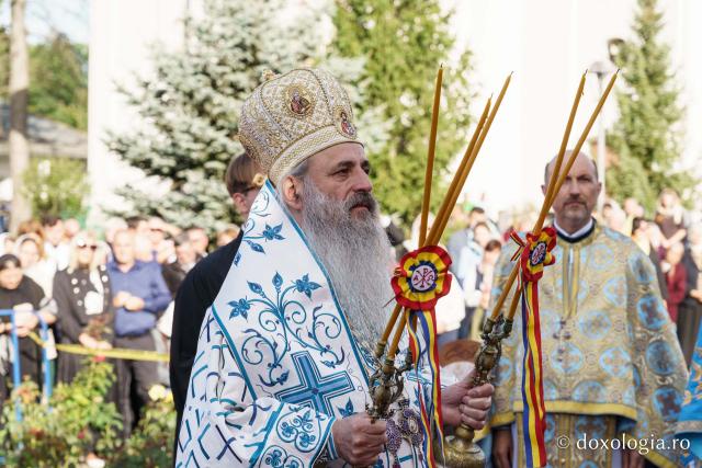 „Oamenii adevărați sunt cei care au înțeles taina smereniei, precum Maica Domnului”, le-a spus IPS Teofan botoșănenilor de la Mănăstirea Vorona