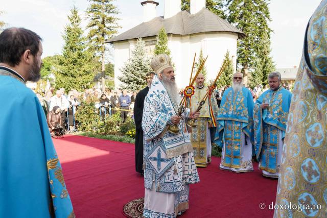 „Oamenii adevărați sunt cei care au înțeles taina smereniei, precum Maica Domnului”, le-a spus IPS Teofan botoșănenilor de la Mănăstirea Vorona