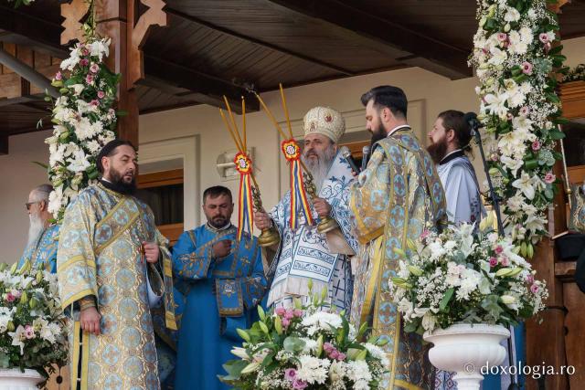 „Oamenii adevărați sunt cei care au înțeles taina smereniei, precum Maica Domnului”, le-a spus IPS Teofan botoșănenilor de la Mănăstirea Vorona