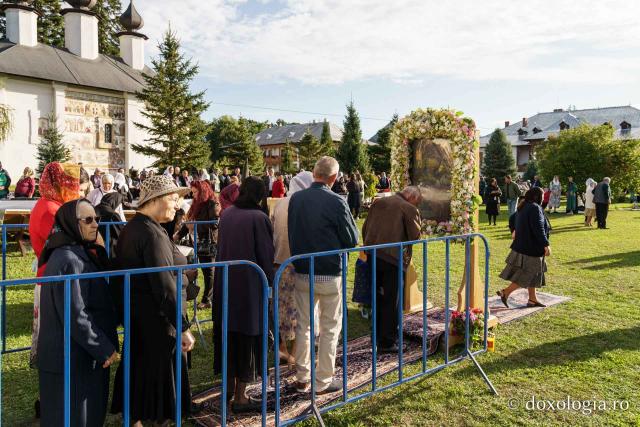 „Oamenii adevărați sunt cei care au înțeles taina smereniei, precum Maica Domnului”, le-a spus IPS Teofan botoșănenilor de la Mănăstirea Vorona