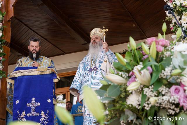 „Oamenii adevărați sunt cei care au înțeles taina smereniei, precum Maica Domnului”, le-a spus IPS Teofan botoșănenilor de la Mănăstirea Vorona