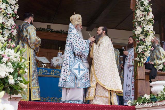 „Oamenii adevărați sunt cei care au înțeles taina smereniei, precum Maica Domnului”, le-a spus IPS Teofan botoșănenilor de la Mănăstirea Vorona