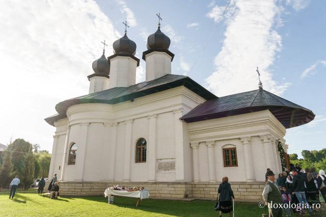 „Oamenii adevărați sunt cei care au înțeles taina smereniei, precum Maica Domnului”, le-a spus IPS Teofan botoșănenilor de la Mănăstirea Vorona