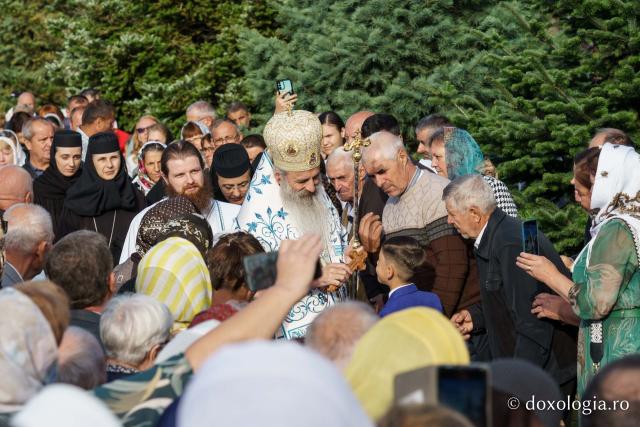 „Oamenii adevărați sunt cei care au înțeles taina smereniei, precum Maica Domnului”, le-a spus IPS Teofan botoșănenilor de la Mănăstirea Vorona