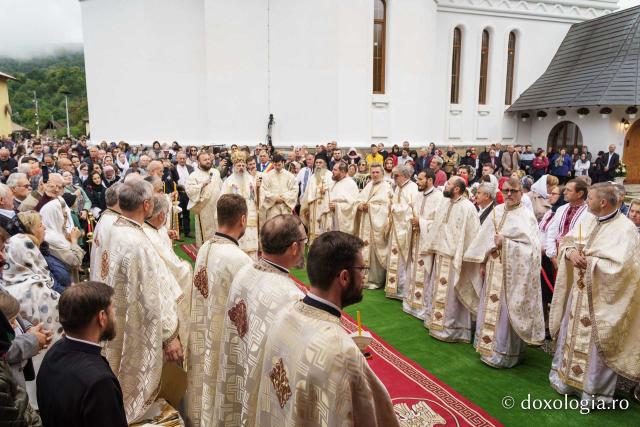 Bucurie duhovnicească la Straja: Biserica „Sfânta Treime” a fost sfințită