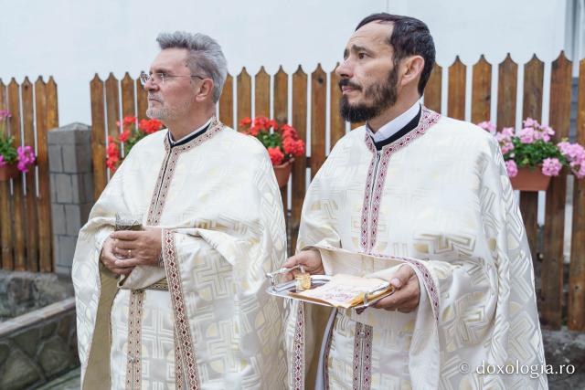 Bucurie duhovnicească la Straja: Biserica „Sfânta Treime” a fost sfințită