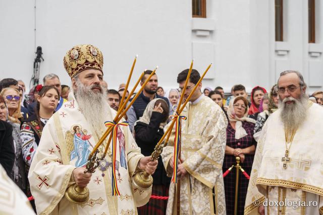 Bucurie duhovnicească la Straja: Biserica „Sfânta Treime” a fost sfințită