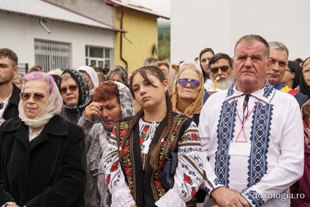 Bucurie duhovnicească la Straja: Biserica „Sfânta Treime” a fost sfințită