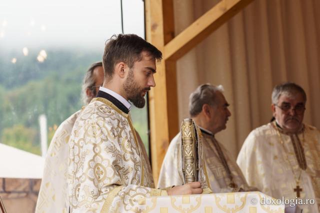 Bucurie duhovnicească la Straja: Biserica „Sfânta Treime” a fost sfințită