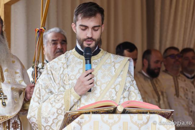Bucurie duhovnicească la Straja: Biserica „Sfânta Treime” a fost sfințită