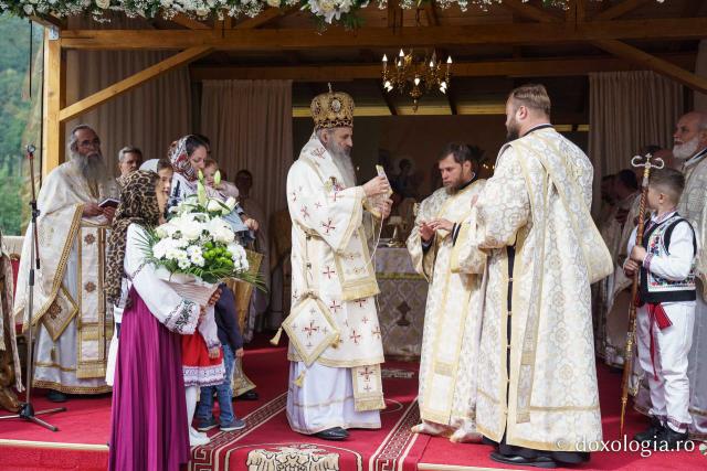 Bucurie duhovnicească la Straja: Biserica „Sfânta Treime” a fost sfințită