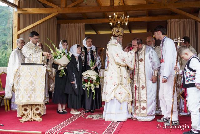 Bucurie duhovnicească la Straja: Biserica „Sfânta Treime” a fost sfințită