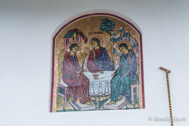 Bucurie duhovnicească la Straja: Biserica „Sfânta Treime” a fost sfințită