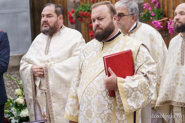 Bucurie duhovnicească la Straja: Biserica „Sfânta Treime” a fost sfințită