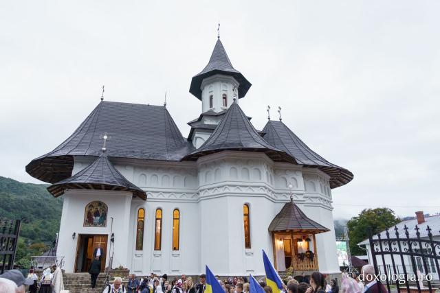 Bucurie duhovnicească la Straja: Biserica „Sfânta Treime” a fost sfințită