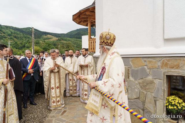 Bucurie duhovnicească la Straja: Biserica „Sfânta Treime” a fost sfințită