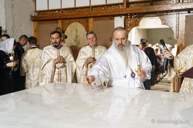 (Video) Biserica „Sfânta Treime” din Straja, comuna Tarcău, a primit veșmântul sfințirii