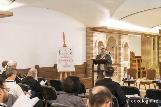 Pr. Andrew Louth a primit „Crucea Moldavă”, cea mai înaltă distincție a Mitropoliei Moldovei și Bucovinei