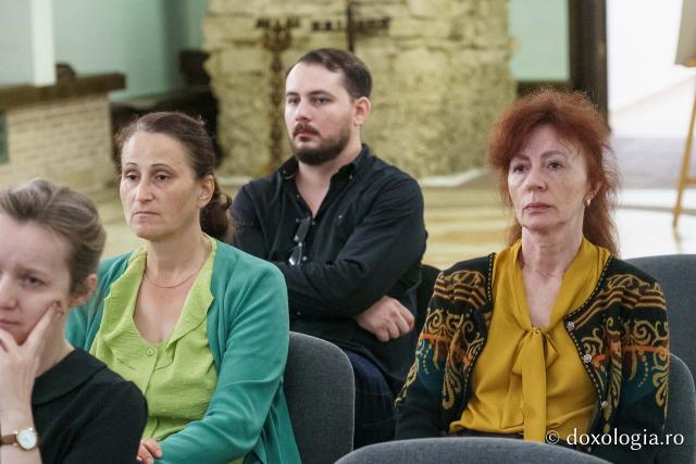 Pr. Andrew Louth a primit „Crucea Moldavă”, cea mai înaltă distincție a Mitropoliei Moldovei și Bucovinei