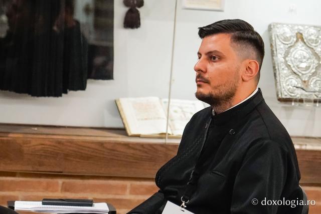 Pr. Andrew Louth a primit „Crucea Moldavă”, cea mai înaltă distincție a Mitropoliei Moldovei și Bucovinei
