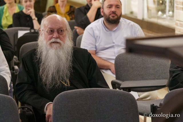 Pr. Andrew Louth a primit „Crucea Moldavă”, cea mai înaltă distincție a Mitropoliei Moldovei și Bucovinei