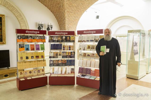 Pr. Andrew Louth a primit „Crucea Moldavă”, cea mai înaltă distincție a Mitropoliei Moldovei și Bucovinei