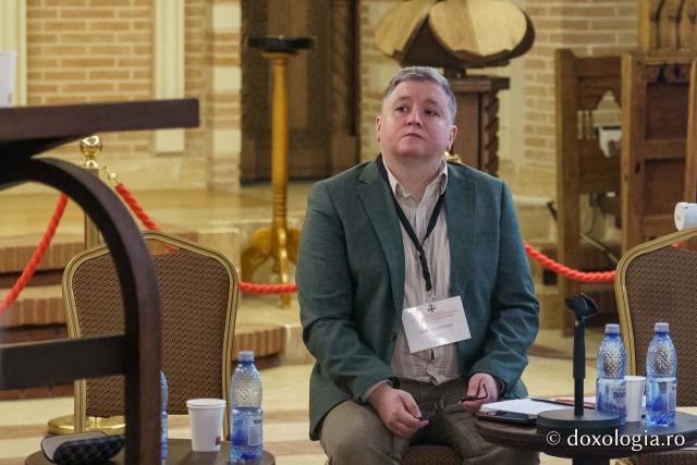 Pr. Andrew Louth a primit „Crucea Moldavă”, cea mai înaltă distincție a Mitropoliei Moldovei și Bucovinei