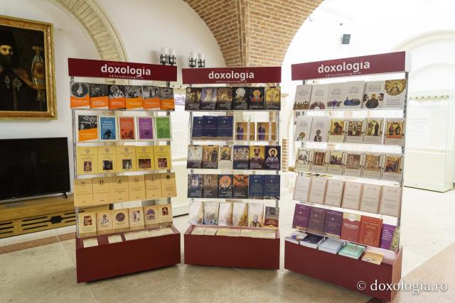 Pr. Andrew Louth a primit „Crucea Moldavă”, cea mai înaltă distincție a Mitropoliei Moldovei și Bucovinei